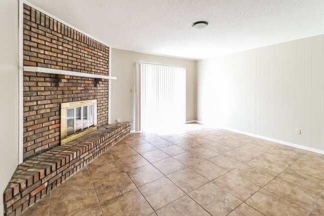 Building Photo - 1727 Tudor Dr