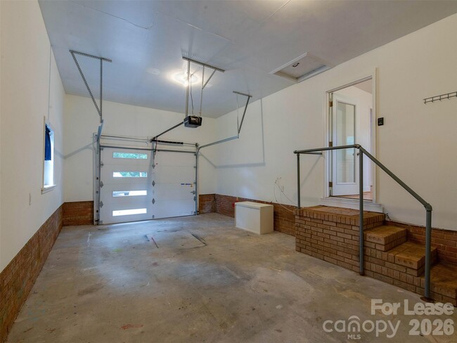 Building Photo - 5646 Oak Dr