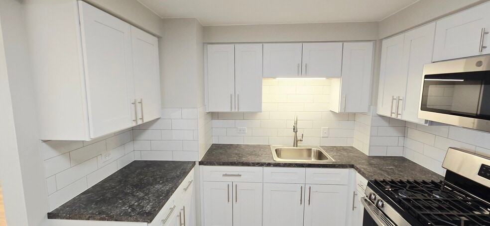 Building Photo - 11011-11013 S Lloyd Dr