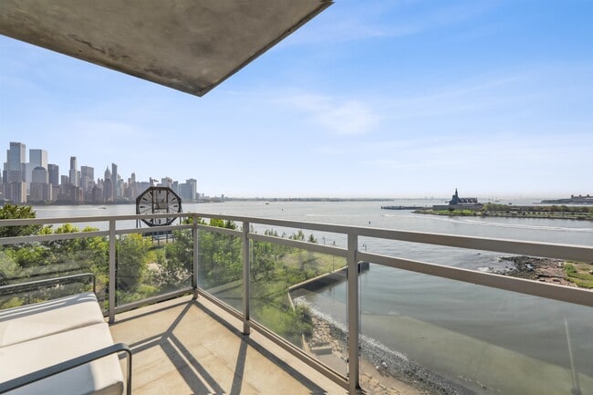 Building Photo - 25 Hudson St