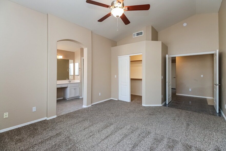 Building Photo - 832 E Baylor Ln