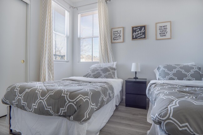 Building Photo - 2401 Predera Ave