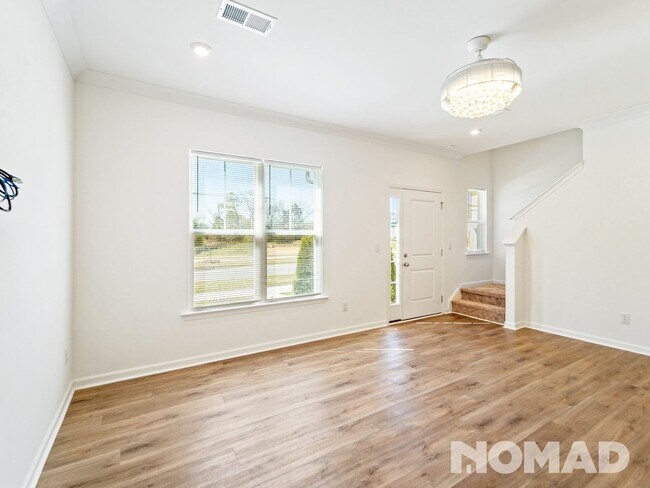 Building Photo - Spring deal : 500$ rewards for a 15 month rental lease - Elegant  3br/2.5 bath Townhome available...