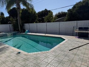 Building Photo - 1014 W Drew St