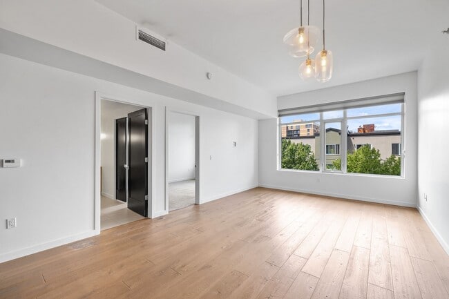 Building Photo - Luxurious 1 bedroom in Capital Hill!