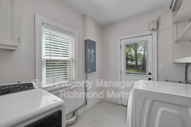 Building Photo - 7421 Dell Dr