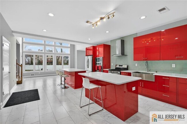 Building Photo - 19 Utica Rd