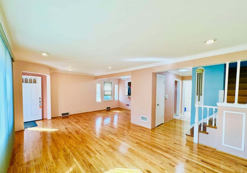 Building Photo - 6606 N Damen Ave