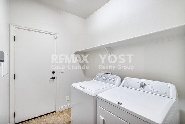 Building Photo - Desert Living Done Right: Solar, Pool & Jacuzzi Included