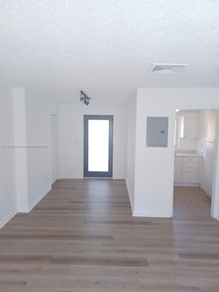 Building Photo - 514 Santander Ave