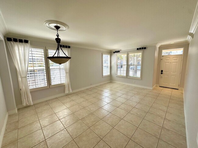 Building Photo - 4 bedroom beautiful Irvine home in gated N...