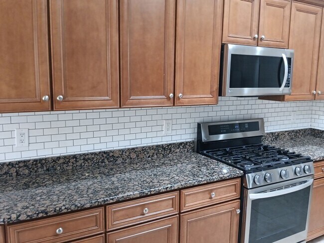 Building Photo - 3 Bedroom, 2 Bathroom! Lovely Home!