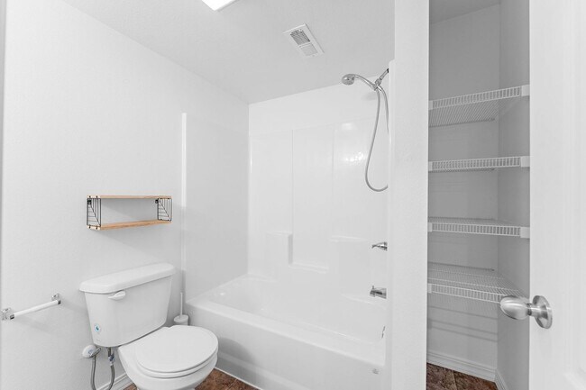 Building Photo - Modern 3-Bedroom Home Near Branson Landing...