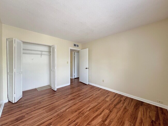 Building Photo - Charming 2-Bedroom Apartment Home in The Fairways – Silver Springs Shores