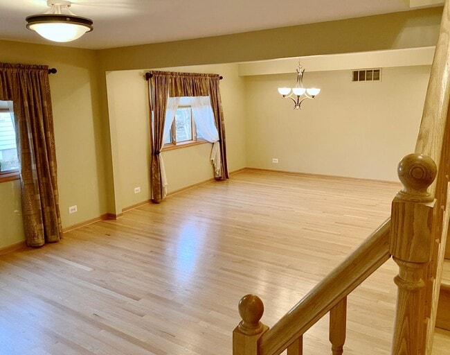 Building Photo - Magnificent 4 Bed / 4.5 Bath Elmhurst Home...