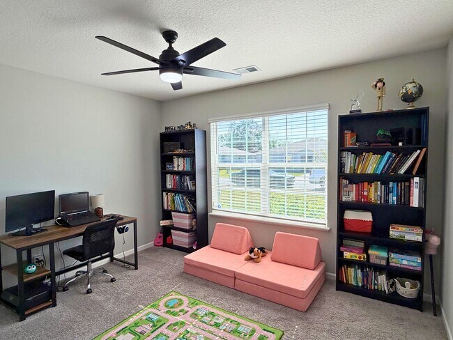 Building Photo - 4/2 open floor plan!