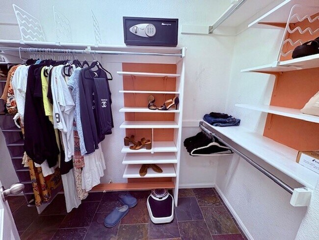 Building Photo - Move in Special- Beautiful Furnished 3 Bedroom/2.5 Bathroom Single Family Home with Flexible Leas...