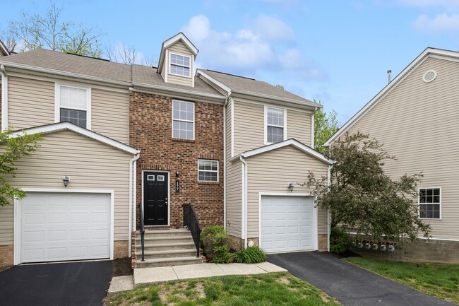Building Photo - Modern 2-Bed Townhome with Vaulted Master & Private Deck – Prime Columbus Location!