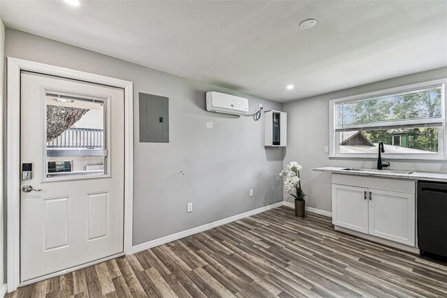 Building Photo - 1006 E 26th Ave