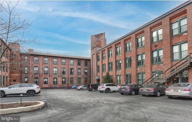 Building Photo - 200 Lincoln Ave