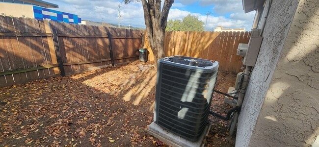 Building Photo - 2-Bed/1-Bath Townhome -Silver Creek Villas- Gated Community