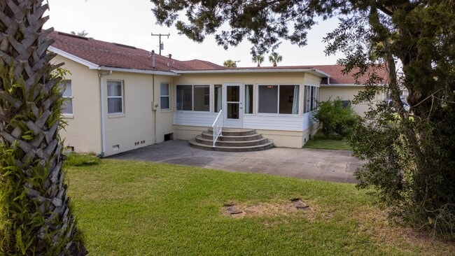 Building Photo - Davis Shore 4/2 Single Family Home