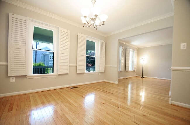 Building Photo - Classic 4 Bed 3.5 Single Family Home Sitti...