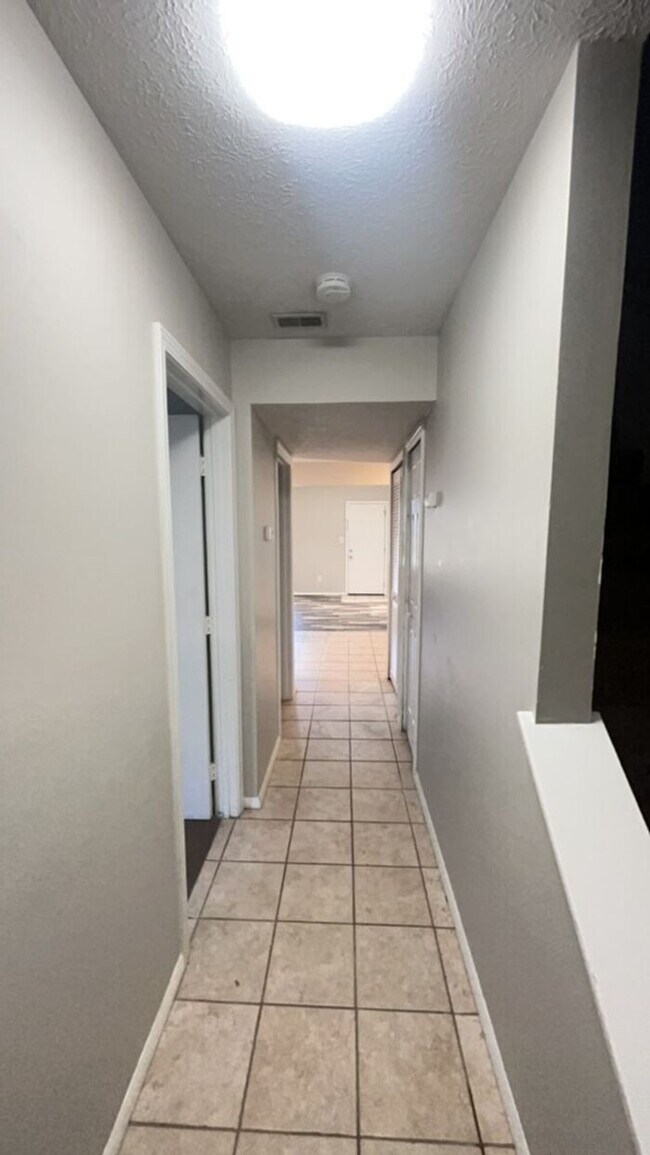 Building Photo - 2Br/2Ba Townhome in the J-town/Ferncreek area