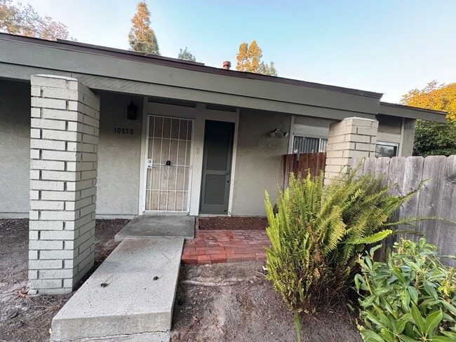 Building Photo - Villa Martinique Town Home!