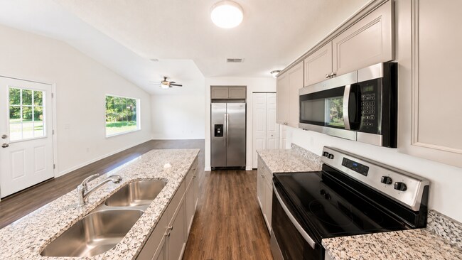 Building Photo - Charming 3 Bedroom, 2 Bathroom Home for Rent in Summerfield, FL