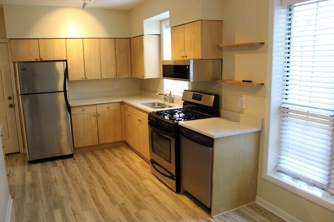 Building Photo - 527 N Marshfield Ave