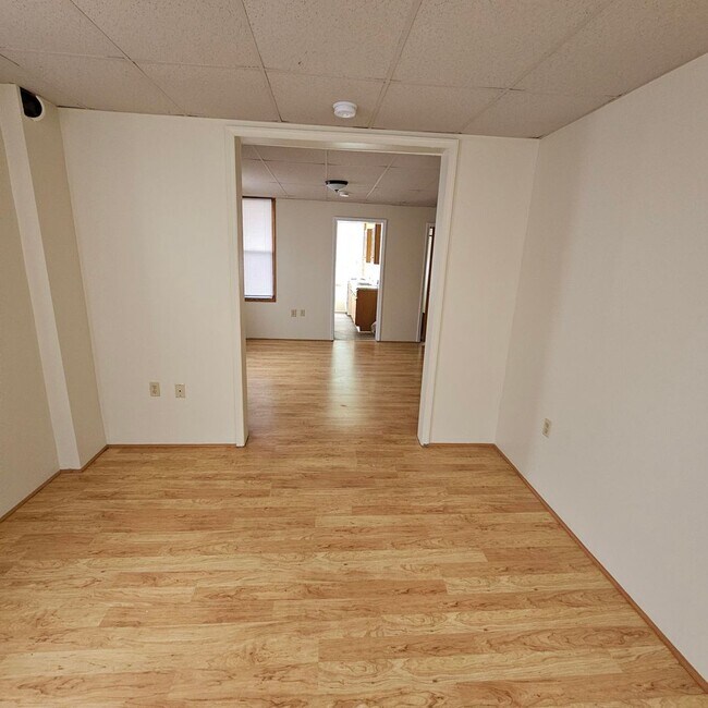 Building Photo - MOTIVATED OWNER JUST LOWERED RENT!  1 Bedroom Apartment on First Floor!