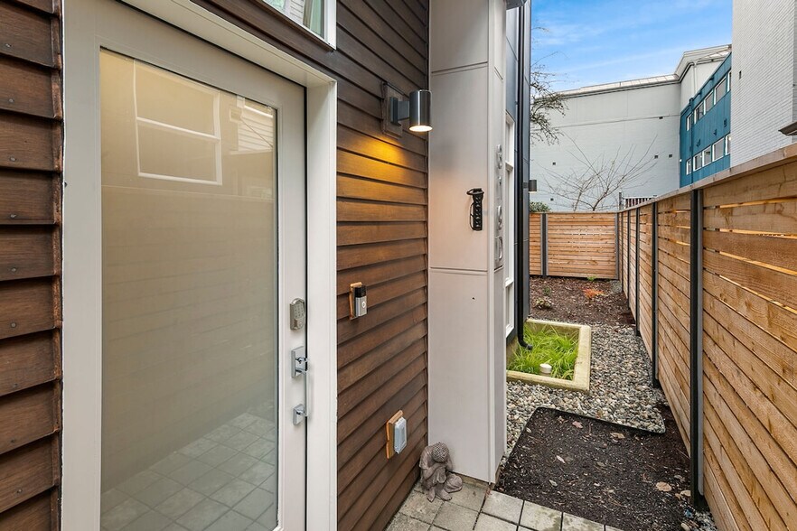 Building Photo - 319 Malden Ave E