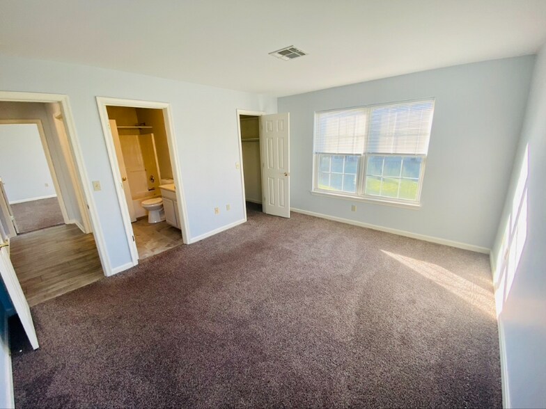 Building Photo - 131 Oriole Ct