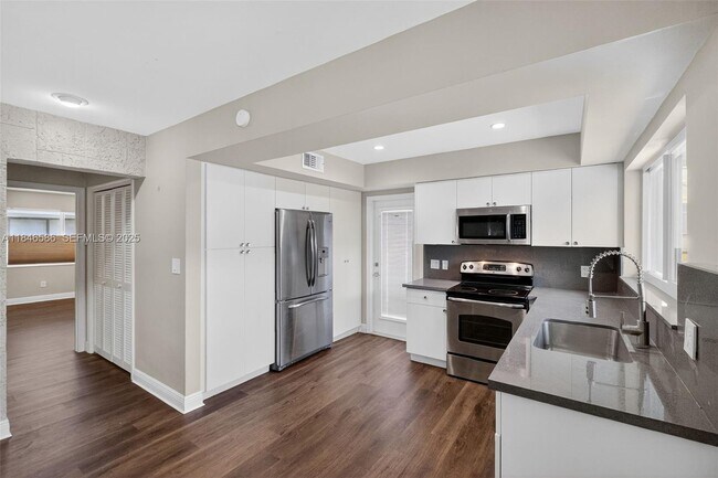 Building Photo - 539 Menendez Ave