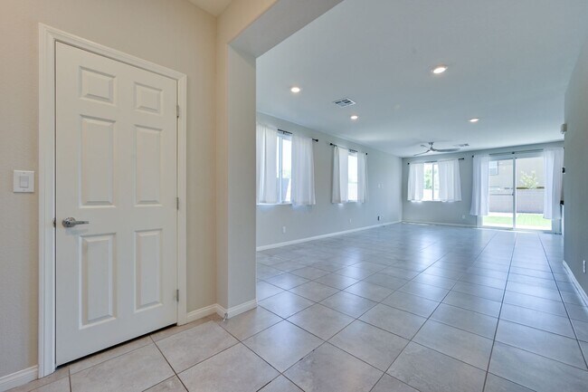 Building Photo - NW!! Solar!!  Gated!!  Bed and bath downst...