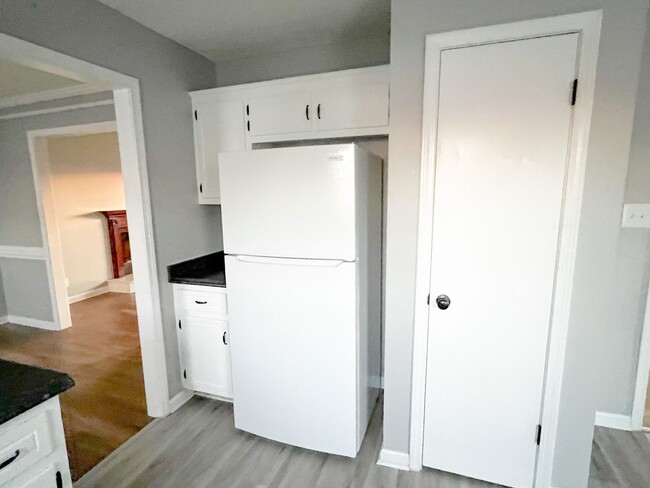 Building Photo - 3 Bedroom 2 Bathroom Home with Fenced in B...