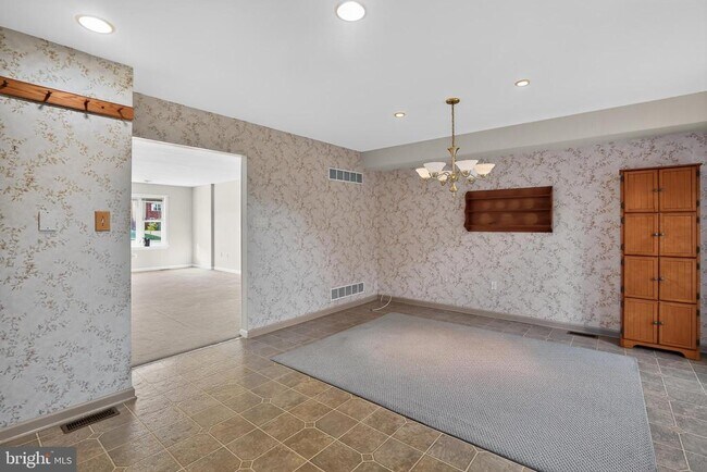 Building Photo - 562 Susan Dr
