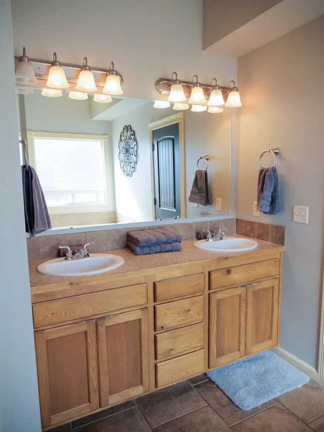 Building Photo - 151 Cub St W