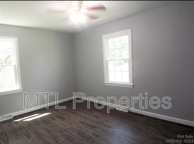 Building Photo - 1722 Kings Rd