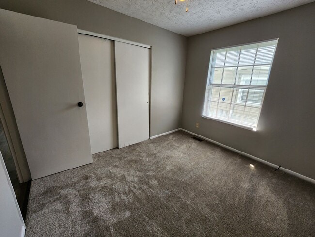 Building Photo - 3 Bedroom Home in Bloomington