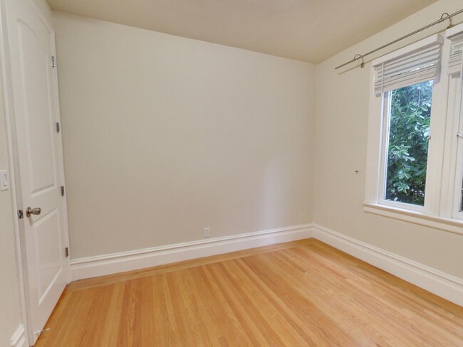 Building Photo - Remodeled 3 Bedroom in Nob Hill!!