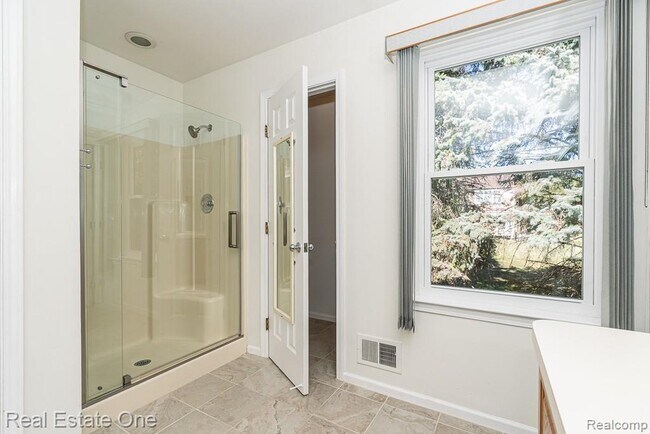 Building Photo - 619 Whitney Dr