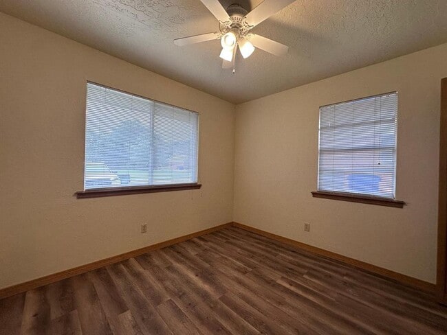Building Photo - 2037 Delaware Ln