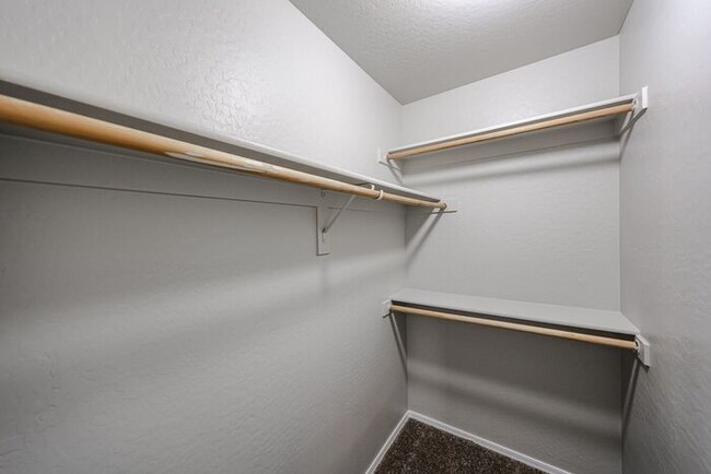 Building Photo - Welcome to this spacious 4 bedroom, 2.5 ba...