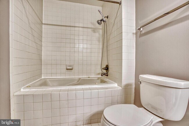 Building Photo - 100 Harborview Dr