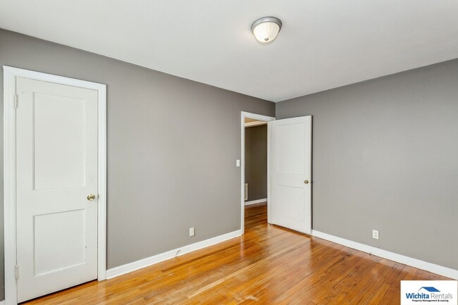 Building Photo - 2 bedroom 1 bath - SE Wichita