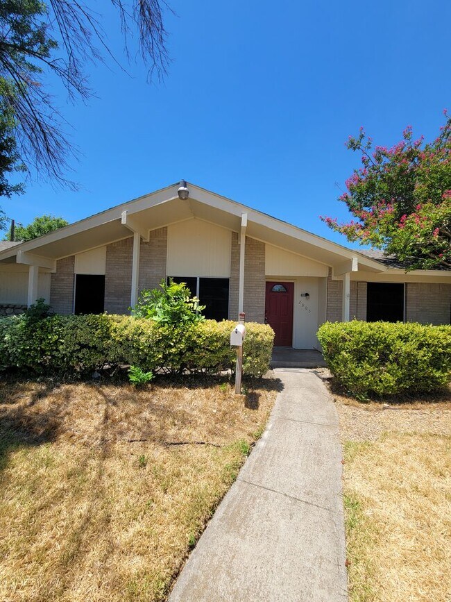 Building Photo - Modern living in Mesquite