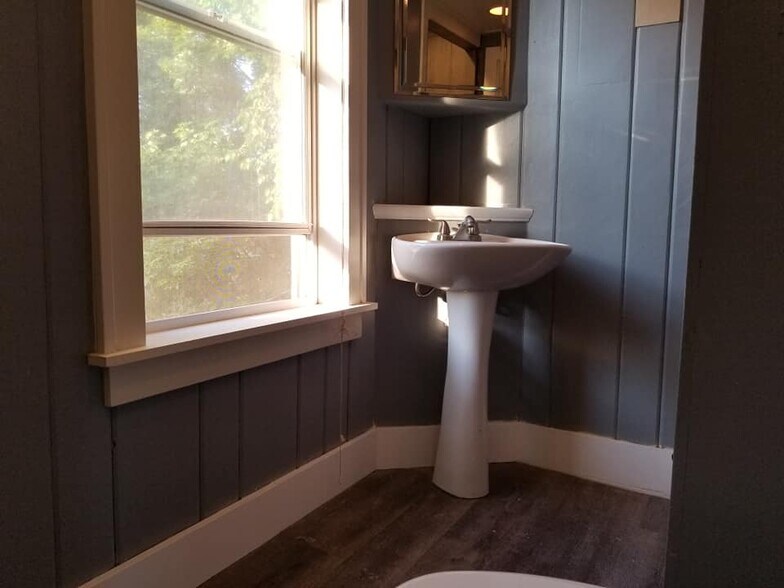 Attic Suite Bathroom - 401 Morgan Ave N