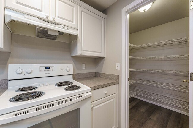 Building Photo - Recently Updated 3 Bedroom 2.5 Bath Duplex - Located in Convenient Hazel Dell Neighborhood